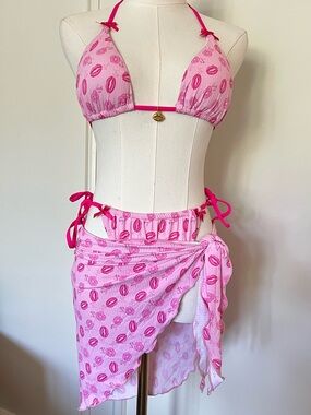 Betsey Johnson Pink Lips Print 3 Piece Bikini Sarong Set NWT Coquette Y2K Sz M